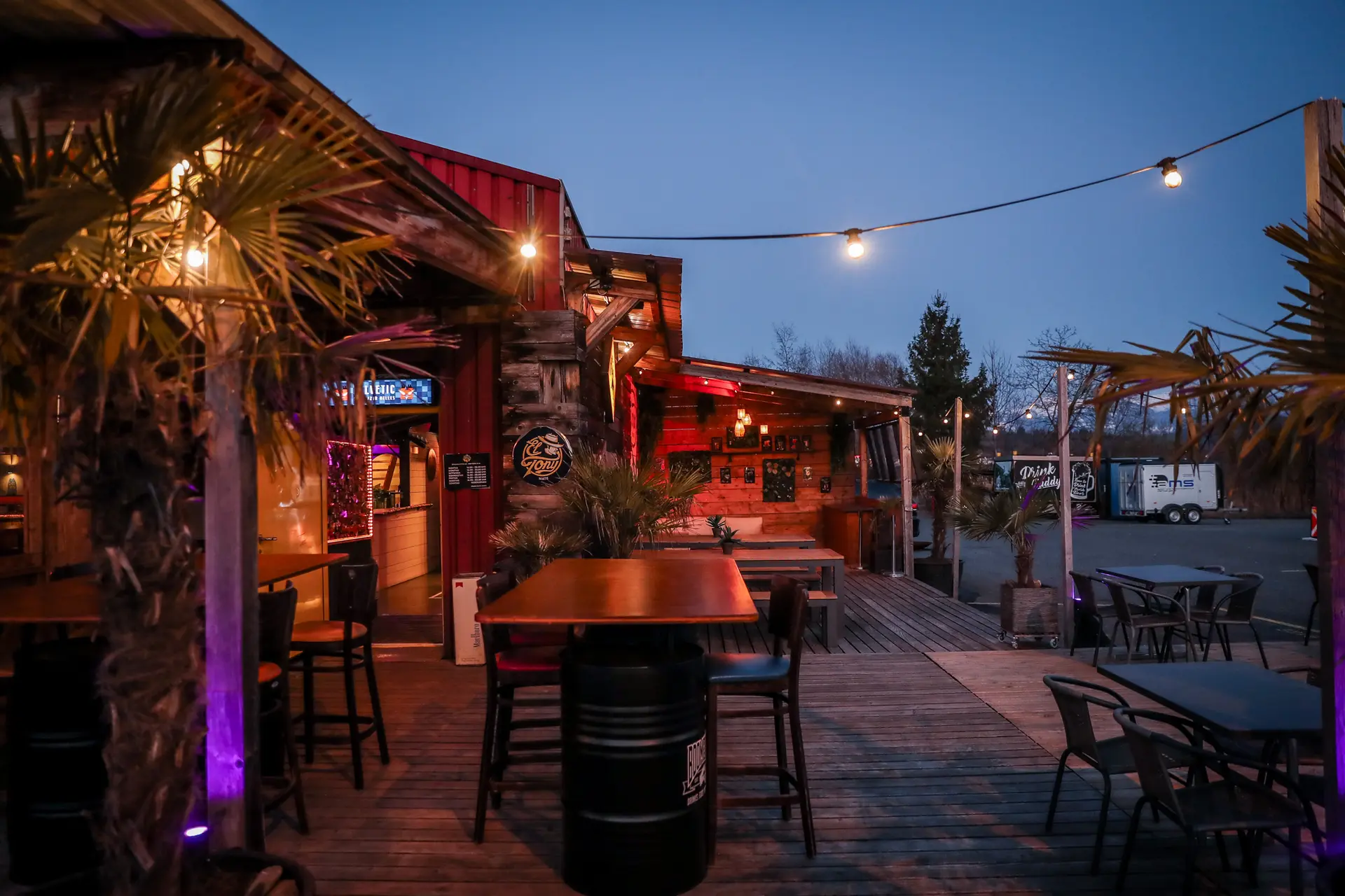 Terrasse mit Lichterketten am Abend