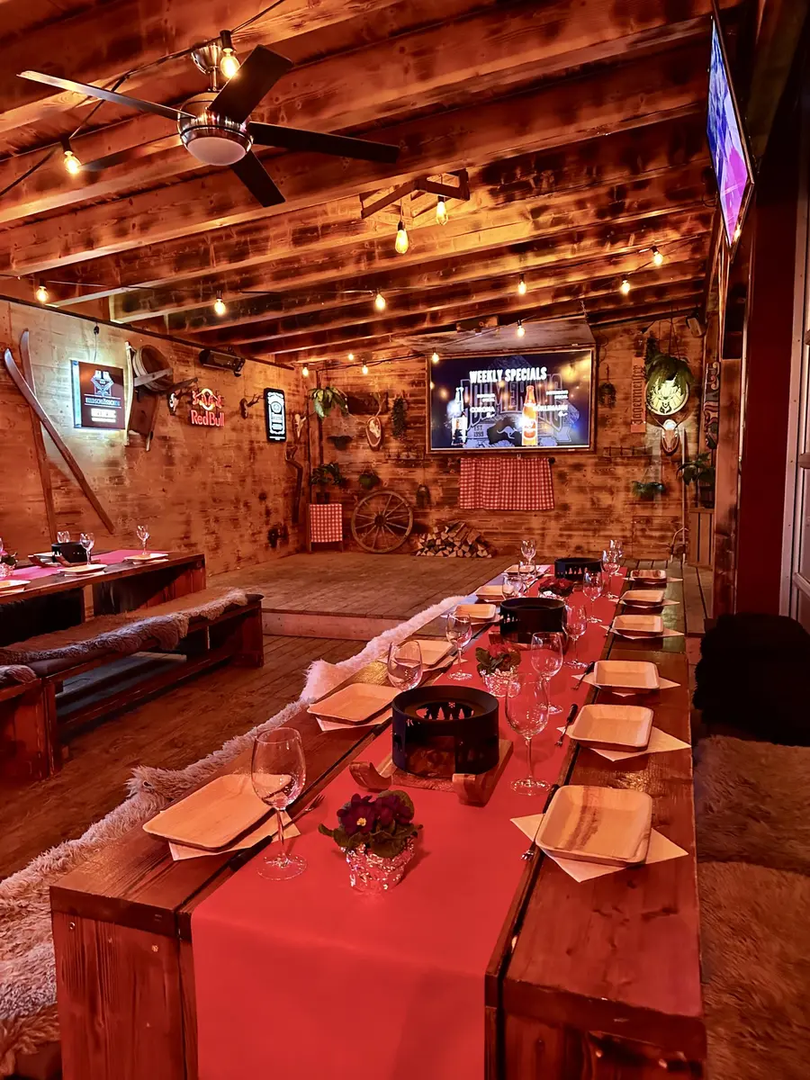 Fondue-Stübli im Aussenbereich der Boomerang Bar